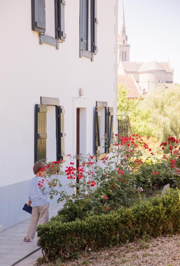 Maison Gamboia, 5 chambres d'hôtes de charme et résidence d'artistes, au calme, vaste jardin fruitier Hasparren Exterior foto