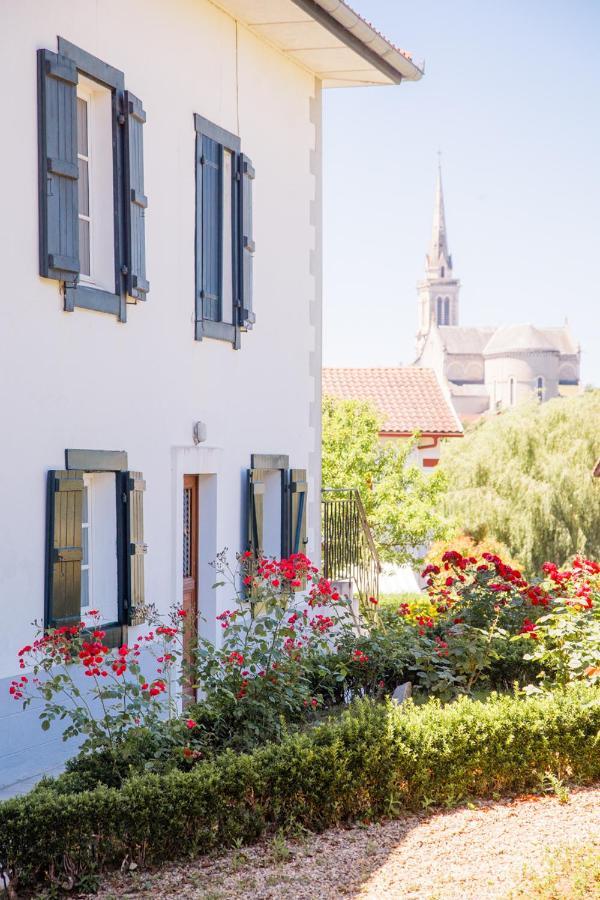 Maison Gamboia, 5 chambres d'hôtes de charme et résidence d'artistes, au calme, vaste jardin fruitier Hasparren Exterior foto