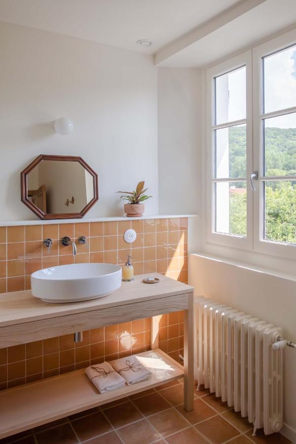 Maison Gamboia, 5 chambres d'hôtes de charme et résidence d'artistes, au calme, vaste jardin fruitier Hasparren Exterior foto