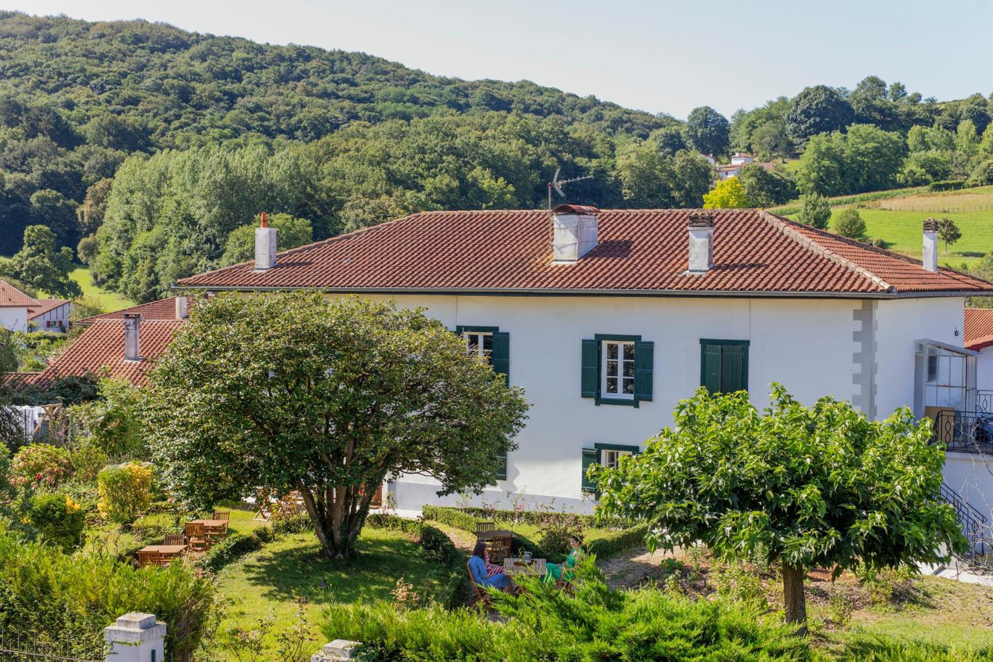 Maison Gamboia, 5 chambres d'hôtes de charme et résidence d'artistes, au calme, vaste jardin fruitier Hasparren Exterior foto