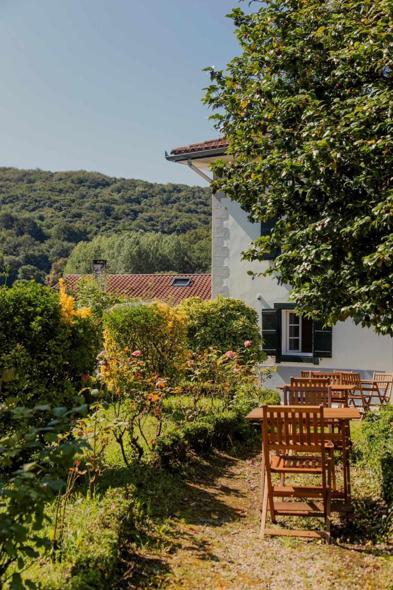 Maison Gamboia, 5 chambres d'hôtes de charme et résidence d'artistes, au calme, vaste jardin fruitier Hasparren Exterior foto